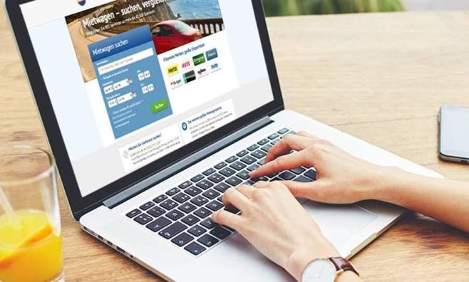 Zwei Hände über Laptop-Tastatur